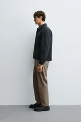 Pantalón regular fit color azul marino, confeccionado en tejido elástico. Cuenta con bolsillos frontales, bolsillos traseros de vivo con botón y cierre frontal con cremallera y botón.