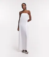 Vestido midi de satén blanco, sin breteles, con escote drapeado en la espalda y tira elástica.