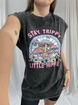 Remerón negro con efecto gastado, sin mangas y con estampado de hongos, flores y mariposas.