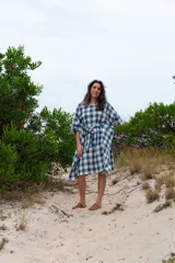 Túnica de corte amplio con estampado de cuadros azules y blancos, cuello redondo y mangas 3/4. Incluye cinturón de la misma tela.