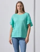 Blusa color verde agua de algodón texturado, marca Ruby Rd. De manga corta con terminación amplia y cuello redondo.