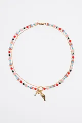 Collar corto de doble cadena dorada, con cuentas de colores y dije de pez dorado.