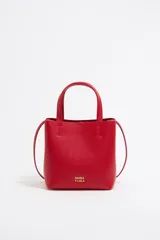 Bolso de mano Bimba y Lola modelo Chihuahua S, color rojo, fabricado en piel regenerada con piezas de metal. Cuenta con asa regulable de piel, cierre con cinta de piel, logo metálico BIMBA Y LOLA, acabados metálicos, bolsillo interior con cierre de cremallera e interior con logo grabado.