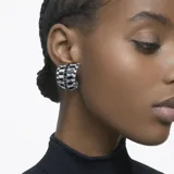 Aros de clip con baño de rodio, con piedras negras y transparentes engarzadas en forma de media luna. Cierre de clip.