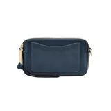 Bolso bandolera Marc Jacobs modelo The Snapshot, color verde oscuro con detalles dorados y correa ancha de tela con el logo de la marca en azul y negro.