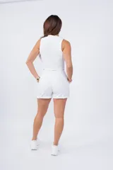 Short de vestir negro con cintura alta, pinzas delanteras y ruedo doblado.