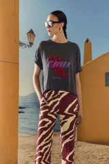 Remera gris con estampado de dos chiles rojos y texto en color lila.