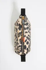 Neceser pequeño de nylon con estampado animal print, cierre de cremallera y tirador de piel.