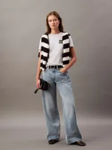 Remera blanca de algodón con elastano, corte slim, mangas cortas, cuello redondo y estampado floral en el pecho.