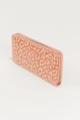 Billetera larga color rosa con estampado animal y cierre dorado.