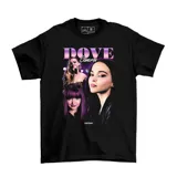 Remera negra de algodón con estampado de la cantante Dove Cameron.