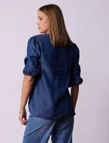 Blusa de lyocell azul, marca Alex & Parker, con cuello a la base y escote en V. Manga ¾ con terminación fruncida.