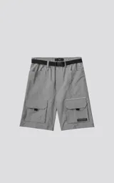 Bermuda cargo color gris oscuro (carbón), de corte recto y largo hasta la rodilla, con cinturón de cinta negra ajustable con hebilla de plástico. Presenta bolsillos laterales y bolsillos cargo con solapa en las piernas.