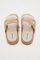 Sandalias negras de cuero sintético con doble tira y hebilla dorada ajustable.