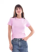 Remera blanca de algodón con cuello redondo y mangas cortas.