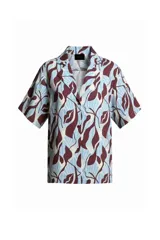 Camisa celeste con estampado de hojas color marrón, de corte recto y manga corta.