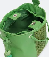 Bolso tipo bucket verde con correa transversal tejida, detalle trenzado en la parte delantera, colgante de borla y cierre con botón a presión.