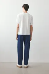 Pantalón de jean azul oscuro de corte recto y relajado, con cintura clásica y cinco bolsillos.