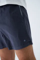 Short de baño celeste con cintura elástica, cordón ajustable, dos bolsillos laterales, un bolsillo trasero, suspensor interno y logo bordado.