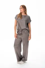 Blusa gris de viscosa, con escote redondo y mangas cortas con dobladillo.