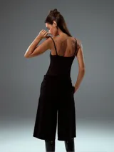 Body negro de breteles finos con escote en V y parte superior con brillos.