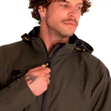 Chaqueta color verde oliva con capucha desmontable, cierre frontal con cremallera y bolsillos laterales.
