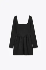 Vestido corto negro de manga larga con escote cuadrado y textura en relieve.