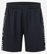 Bermuda deportiva negra con tecnología Dry, cintura elástica con cordón interno, bolsillos laterales y estampado de letras en el lateral.