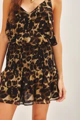 Minifalda marrón con estampado animal print, cintura elastizada con punto smock y volados.