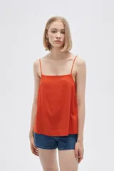 Blusa de lino color naranja, de corte ancho y cuello recto, con breteles finos.