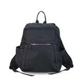 Mochila verde militar de nylon con apertura superior con cierre y tiradores metálicos. Incluye bolsillos internos, bolsillo con cierre metálico al frente, correa corta de mano y correas de galón regulables para colgar en la espalda.
