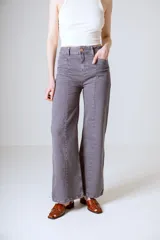 Pantalón de jean gris con corte wide leg y bolsillos delanteros.