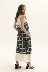 Top de tirantes beige con diseño gráfico en colores negro, con corte ajustado y detalle de bolsillo.