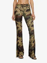 Pantalón de tiro alto con diseño cruzado en la cintura y corte acampanado, confeccionado en tela estampada de camuflaje militar en tonos verde, marrón y beige.