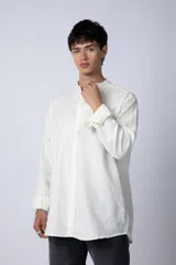 Camisa negra de lino con cuello mao, manga larga y corte clásico. Cierre frontal con botones.