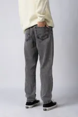 Pantalón de jean gris con efecto lavado, corte mom fit, tiro alto y pierna recta.