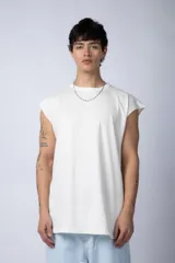 Musculosa blanca de corte holgado y sisas amplias.