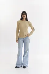 Sweater color beige con diseño tejido en relieve de cuadrados y rectángulos.