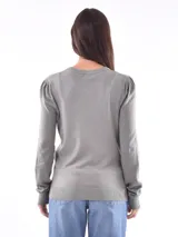 Sweater de punto color beige, de corte clásico y mangas largas. Ideal para uso diario.