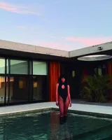 Body negro de lycra con forro de algodón, cuello alto y escote en forma de rombo.