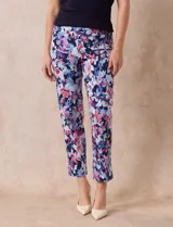Pantalón recto de gabardina elastizada con estampado floral multicolor. Pretina ancha elastizada. Marca Zac & Rachel.