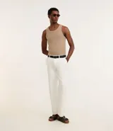 Musculosa de hombre color beige, de corte regular, confeccionada en tejido flamê texturizado.