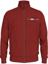 Buzo rojo con cuello alto, cierre de cremallera, dos bolsillos delanteros tipo canguro y logo de Tommy Hilfiger bordado en el pecho.