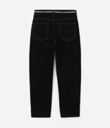 Pantalón masculino negro de corte baggy, confeccionado en sarga de algodón. Presenta detalles de costura, cierre tradicional de botón y cremallera, y un cordón blanco para ajustar la cintura.