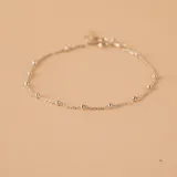 Pulsera de plata 925 con cadena de eslabones y bolitas, y dije de cruz.