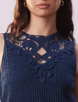 Blusa calada azul, sin mangas, con escote redondo y detalle de crochet.