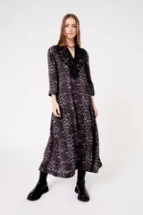 Vestido tipo túnica con estampado de leopardo en tonos marrones y detalle de encaje en el escote.