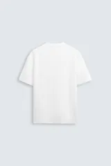 Camiseta blanca de algodón interlock con elasticidad, corte recto, cuello redondo y mangas cortas.