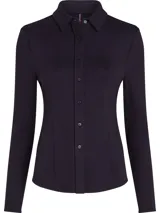 Camisa azul marino de corte slim, con cuello inglés, mangas largas y aberturas en los puños.