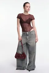 Body negro de encaje con rayas verticales y mangas cortas.